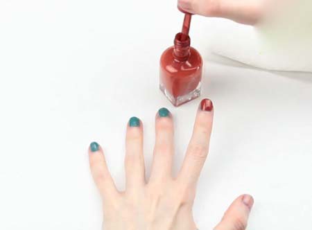 remove nail polish 02 انواع روشهای پاک کردن لاک ناخن