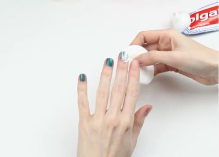 remove nail polish 03 انواع روشهای پاک کردن لاک ناخن